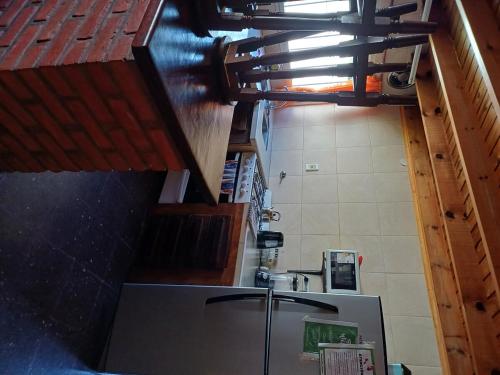 vistas a una cocina con fregadero en una habitación en La Quintita, en Villa Elisa