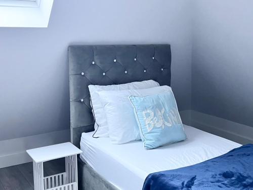 Postel nebo postele na pokoji v ubytování Comfortable Stays for Contractors and large groups with free parking and easy access to Motorway