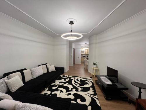 un soggiorno con un divano e un tavolo di Home Sweet Home Apartament a Kashari