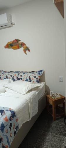 Кровать или кровати в номере SEGUNDA CASA - Seu cantinho em Guarapari, 1 minuto a pé da Praia do Morro! Suítes confortáveis e modernas - Para casal ou para grupos de até 4 pessoas