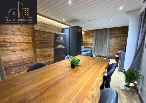 une salle de conférence avec une table et des chaises en bois dans l'établissement Ski in Ski out - Plein Centre - La Clusaz, à La Clusaz