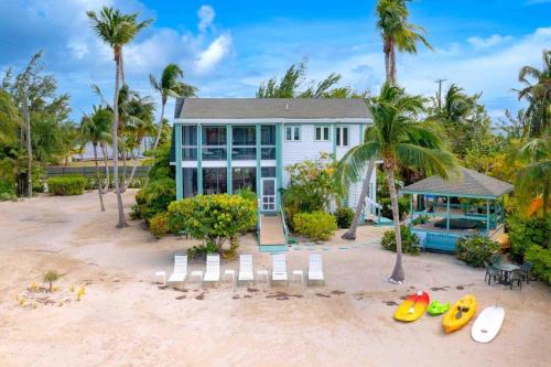 Gallery image of Old Danube - Elegant Oceanfront Villa with Stunning Caribbean Views in Driftwood Village