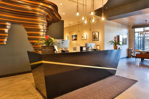 an office with a lobby with a reception counter at Hotel Indigo - Silverthorne by IHG in Silverthorne