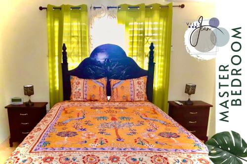 Un pat sau paturi într-o cameră la Charming Villa in Ocho Rios