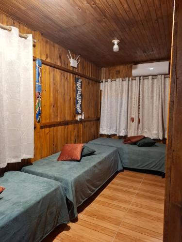 Ένα ή περισσότερα κρεβάτια σε δωμάτιο στο Chalé dos Guimarães