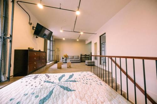 a bedroom with a large bed in a room at Studio Loft Corina in Morelia