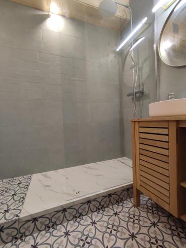 une salle de bain avec douche et lavabo dans l'établissement Cozy Alpine Studio, à Chamonix-Mont-Blanc