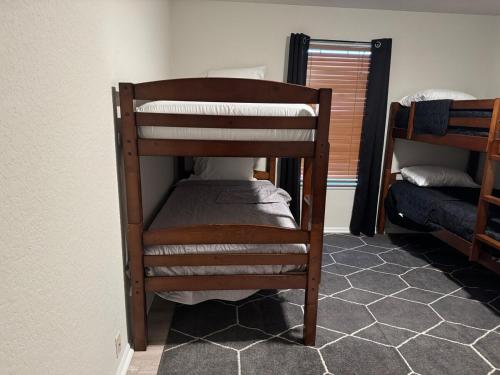 Кровать или кровати в номере Alamo City Retreat