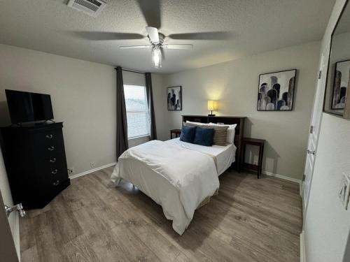 Кровать или кровати в номере Alamo City Retreat