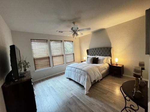 Кровать или кровати в номере Alamo City Retreat