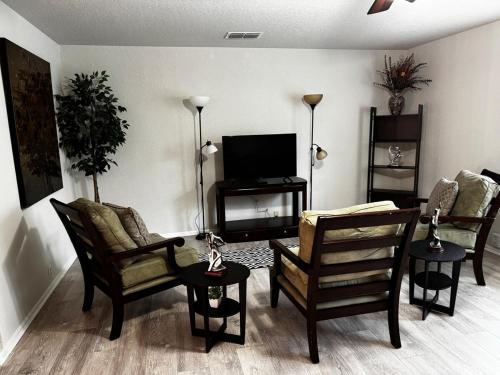 Телевизор и/или развлекательный центр в Alamo City Retreat
