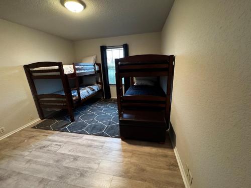 Кровать или кровати в номере Alamo City Retreat