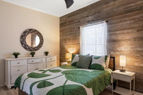 ein Schlafzimmer mit einem Bett und einer Holzwand in der Unterkunft Tampa Ybor Bungalow in Tampa