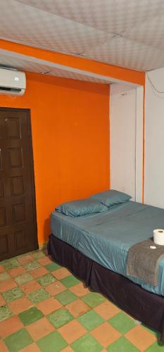 Cuartos independientes con baño privado - Casa La Dolce Vita Las Tablasにあるベッド