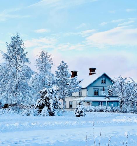 a blue house in the snow with trees at Sjönära Villa Lilla Emma, Jädraås, nära Kungsberget in Jädraås