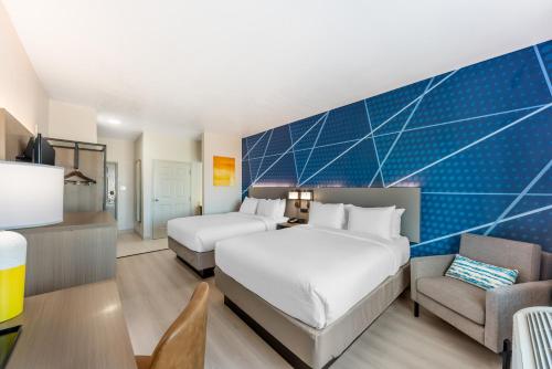 ベルトンにあるComfort Inn & Suites Belton Temple South I-35のベッド2台とソファがあるホテルの部屋