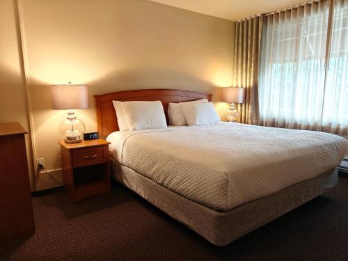Postel nebo postele na pokoji v ubytování La Residence Suite Hotel