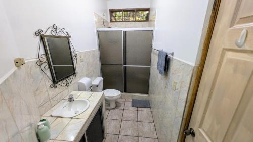 Koupelna v ubytování Guamacayan House