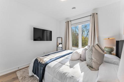 Postel nebo postele na pokoji v ubytování BRAND NEW and Stylish 2BR Suite With Sofa Bed, Located 7 Mins From Niagara Falls and can Sleep 6 Guests