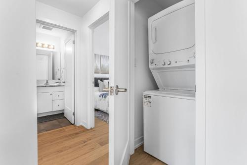 Kuchyň nebo kuchyňský kout v ubytování BRAND NEW and Stylish 2BR Suite With Sofa Bed, Located 7 Mins From Niagara Falls and can Sleep 6 Guests