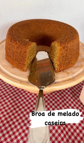 een stuk taart op een bord met een lepel bij Estância Águas Claras in Iúna