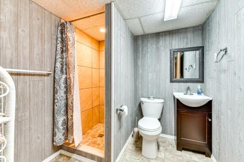 1 Mi to Dtwn Home with Fire Pit and Deck in Hudson!にあるバスルーム