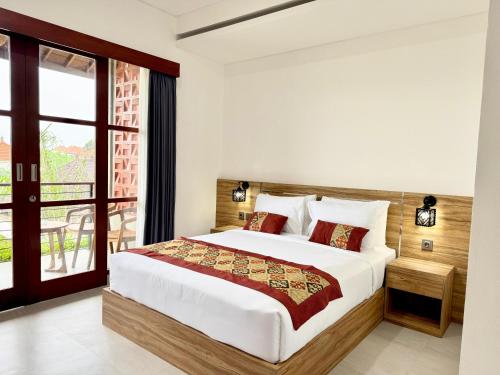 Un dormitorio con una cama y una ventana grande. en JMP Canggu, en Canggu