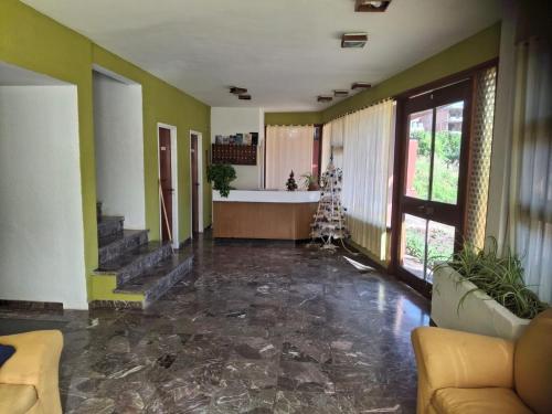 sala de estar con bañera, sofá y pasillo en Hotel Monte Castello, en Villa Gesell