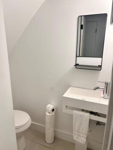 Un baño de The Vue - Nestled by Roblin's Lake with a Hot Tub