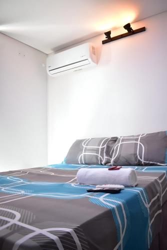 a bedroom with a bed with pillows on it at San Luis Apartamento 201 Cúcuta in Cúcuta