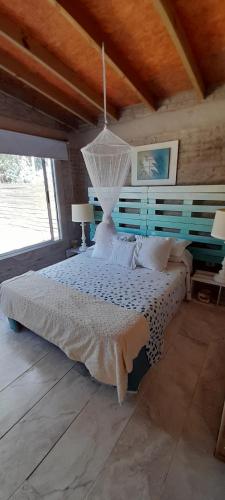 ein Schlafzimmer mit einem großen Bett mit Kronleuchter in der Unterkunft AQUAMARINE in Balneario Buenos Aires