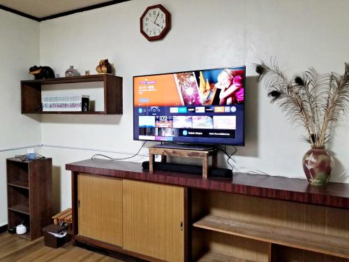TV a/nebo společenská místnost v ubytování Tokami House