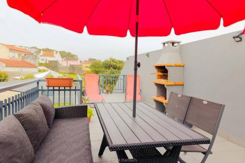 Character 2BR Upper Retreat with BBQ Terrace Parking