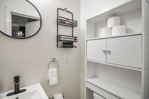 un bagno bianco con lavandino e specchio di Central RVA Home 4 Bed, 3 Bath Getaway! a Richmond