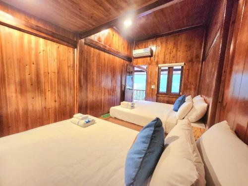 Postel nebo postele na pokoji v ubytování Trạm Tấu Eco Garden Resort & Hot spring