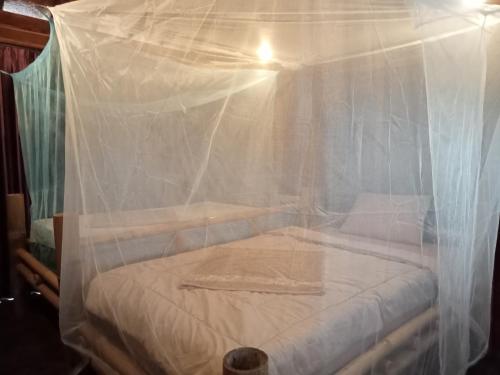 SelemadegにあるPermaculture house2のプラスチック製のベッド1台