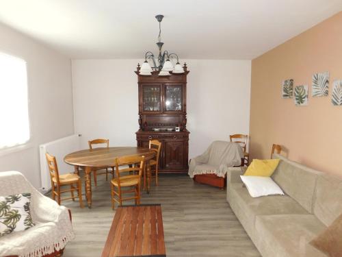 un salon avec un canapé et une table dans l'établissement Gîte MMR 6 places avec cour clôturée, à Saint-Saturnin