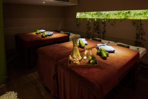 two beds in a room withemedacersacers at Hanoi Brilliant Hotel & Spa in Hanoi