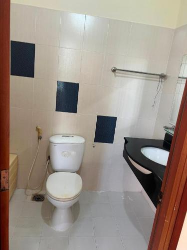 a bathroom with a toilet and a sink at Candy Hotel Can Tho in Cái Răng
