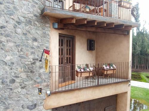 - Balcón de un edificio con mesa y sillas en Loft santorino 1 Val'quirico, en Santeagueda
