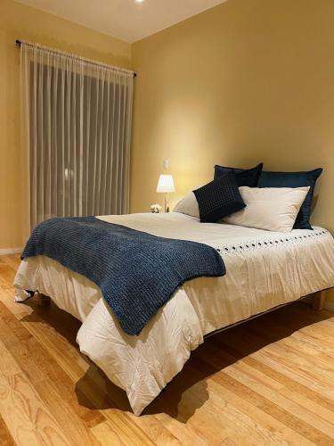 ein Schlafzimmer mit einem Bett mit einer blauen Decke darauf in der Unterkunft Loft Santorino 2 Valquirico in Nativitas