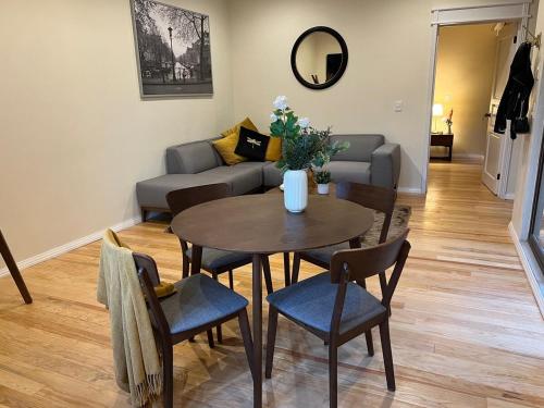ein Wohnzimmer mit Tisch und Couch in der Unterkunft Loft Santorino 2 Valquirico in Nativitas