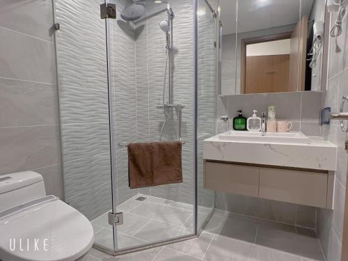 a bathroom with a shower and a toilet and a sink at Homestay Hà Nội, Căn Hộ Dịch Vụ Cho Thuê Top 1 Thủ Đô in Nam Tu Liem