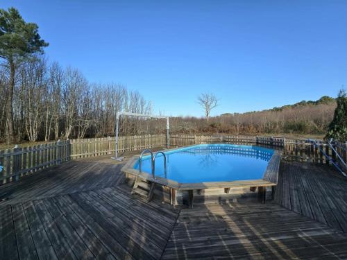 Photo de la galerie de l'établissement Maison bois avec piscine privée, Wifi près sites de Dordogne - FR-1-616-445, à Saint-Chamassy