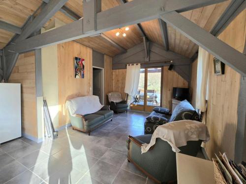 Photo de la galerie de l'établissement Maison bois avec piscine privée, Wifi près sites de Dordogne - FR-1-616-445, à Saint-Chamassy