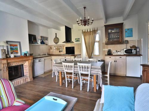 une cuisine et une salle à manger avec une table et des chaises dans l'établissement Charmante Maison 8 pers. à 500m de la plage avec Jardin & BBQ - FR-1-813-16, à Groix