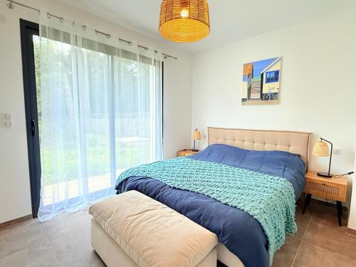 une chambre avec un lit et une grande fenêtre dans l'établissement Maison neuve 3 chambres, proche plage, grand jardin - FR-1-778-37, à Saint-Pierre-dʼOléron