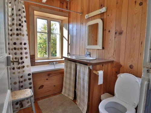 une salle de bain avec toilettes, lavabo et fenêtre dans l'établissement Charmante Maison 8 pers. à 500m de la plage avec Jardin & BBQ - FR-1-813-16, à Groix