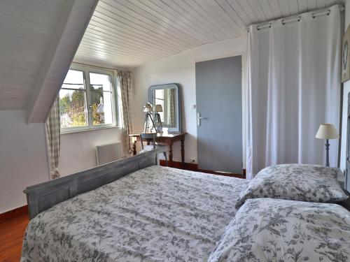une chambre avec un lit et deux fenêtres dans l'établissement Charmante Maison 8 pers. à 500m de la plage avec Jardin & BBQ - FR-1-813-16, à Groix