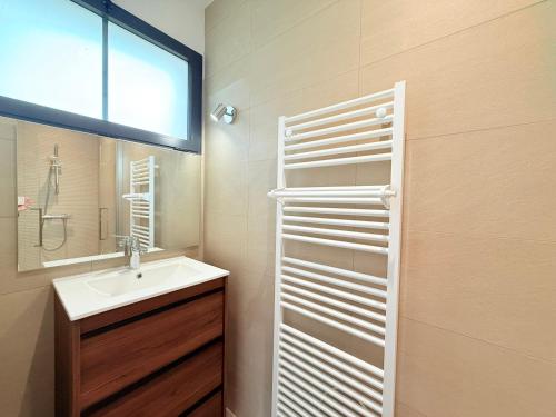 une salle de bain avec un lavabo et un miroir dans l'établissement Maison neuve 3 chambres, proche plage, grand jardin - FR-1-778-37, à Saint-Pierre-dʼOléron